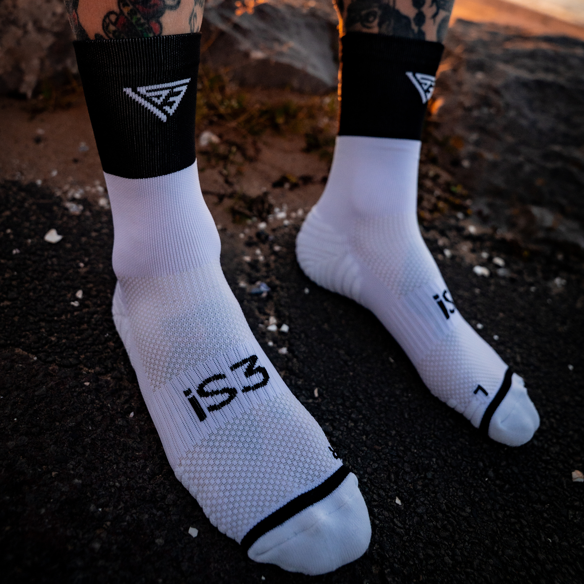 iS3 Performance mono crew running socks, arch band and ventilation panel detail