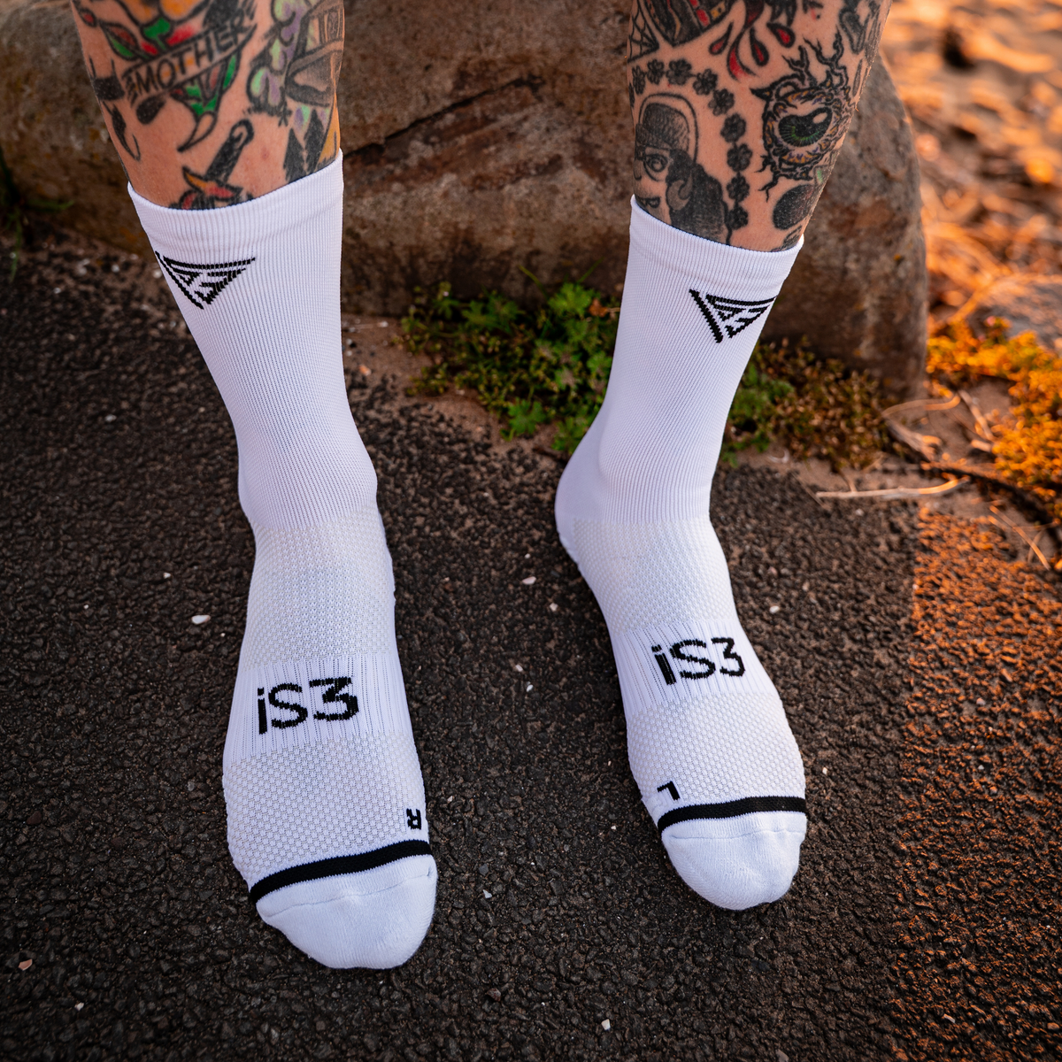 iS3 Performance white crew running socks, arch band and ventilation panel detail