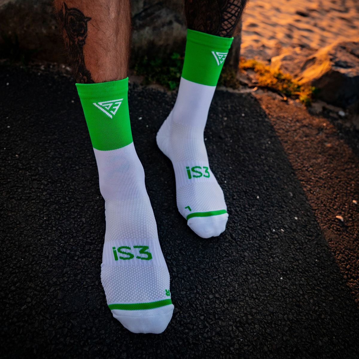 iS3 Performance green crew running socks, arch band and ventilation panel detail